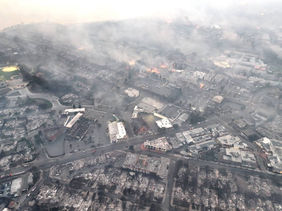 ABD cehennemi yaşıyor! Yangın felaketinde 5 ölü, 100 bin kişiye tahliye emri - Resim: 17